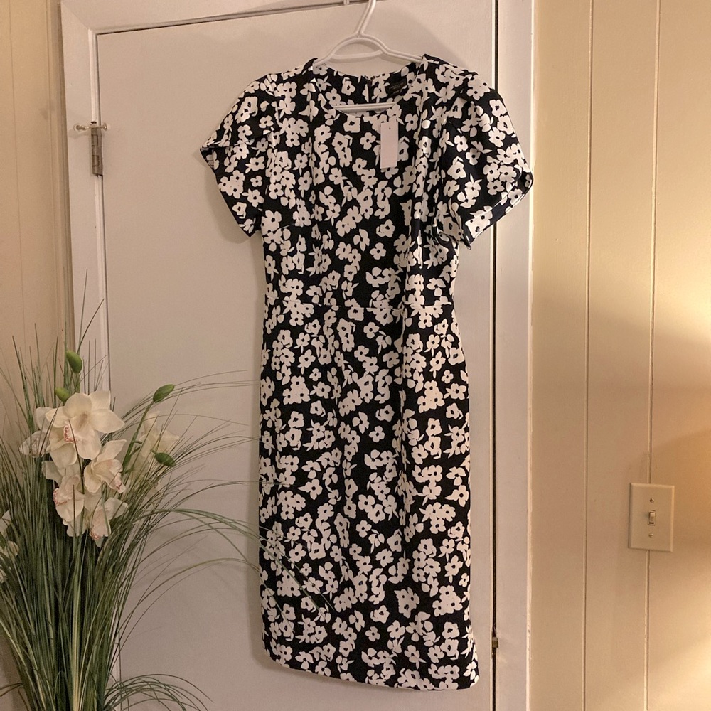 Black/White Floral Ann Taylor Dress!